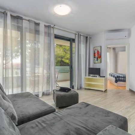 Lux Hotel Новиград Екстериор снимка