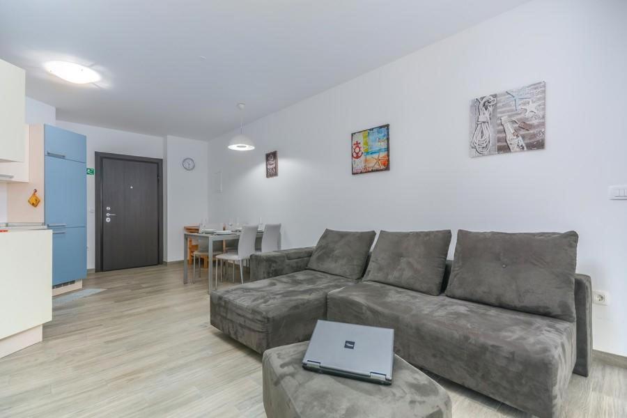 Lux Hotel Новиград Екстериор снимка