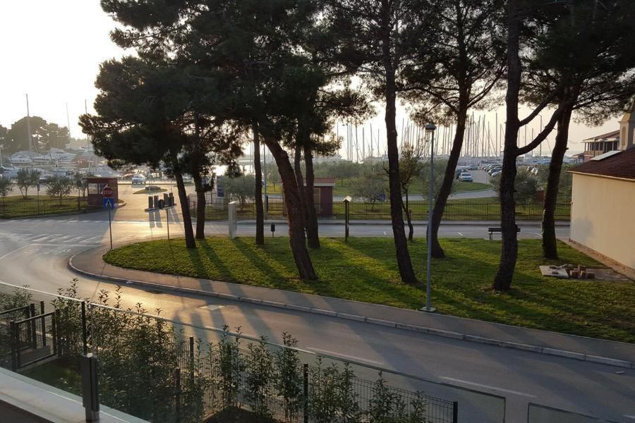 Lux Hotel Новиград Екстериор снимка