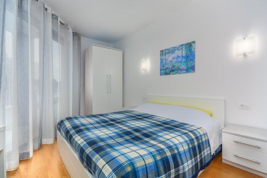 Lux Hotel Новиград Екстериор снимка