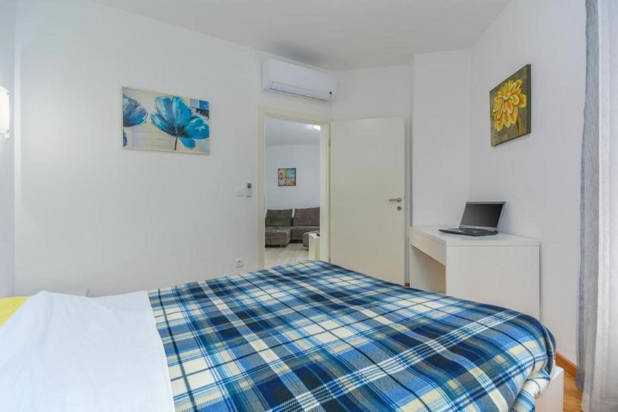 Lux Hotel Новиград Екстериор снимка