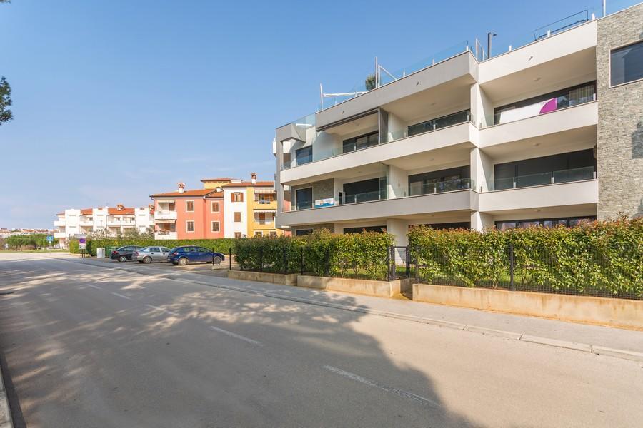 Lux Hotel Новиград Екстериор снимка